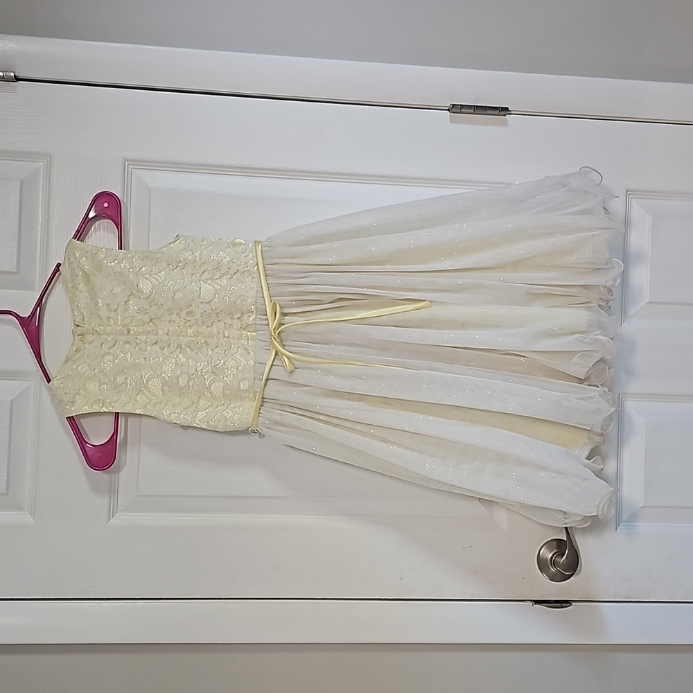 Size 8 child formal dress - Picture 2 of 3
